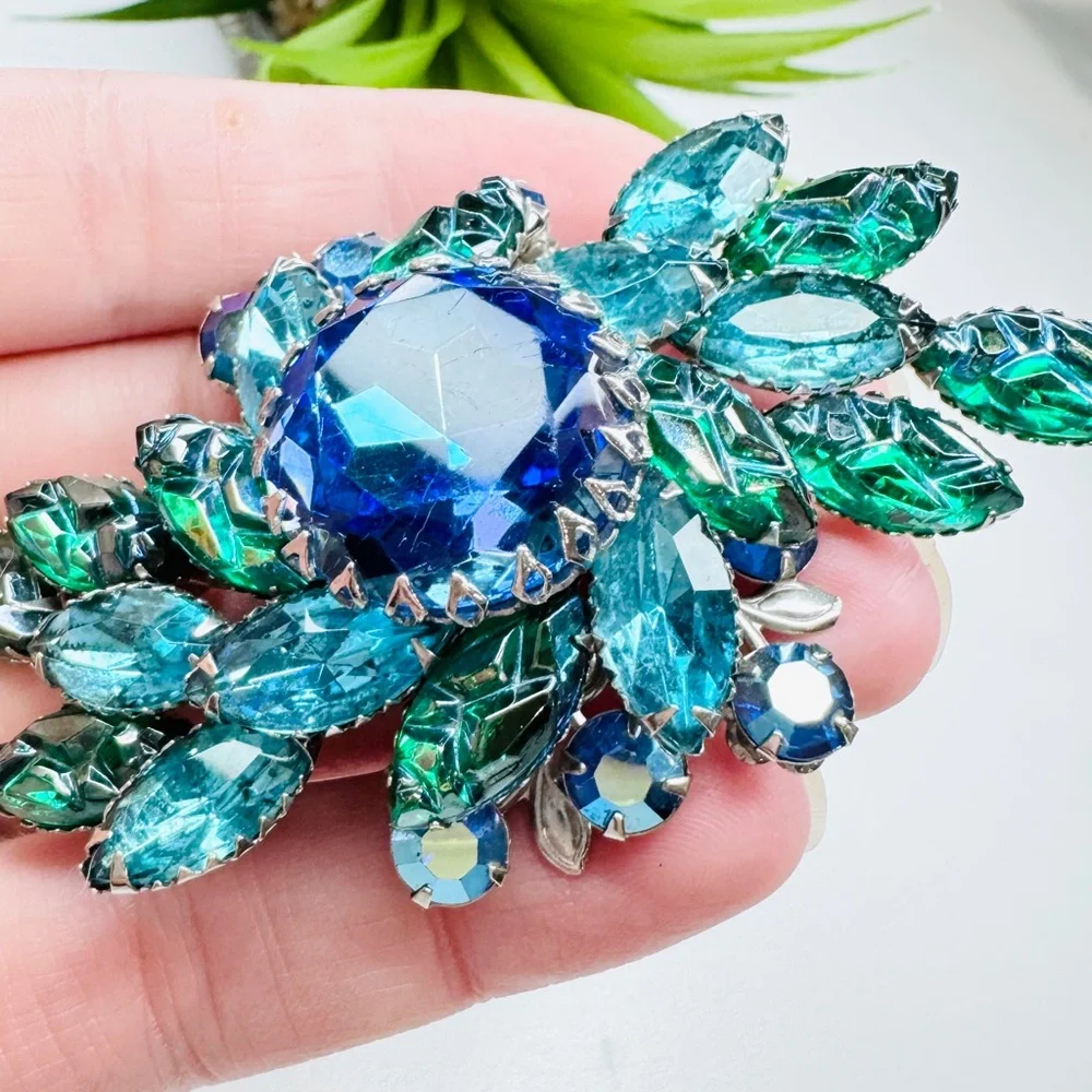 Vintage 50s Judy Lee Peacock Blue Green Rhinestone 3D Layered Spray Brooch